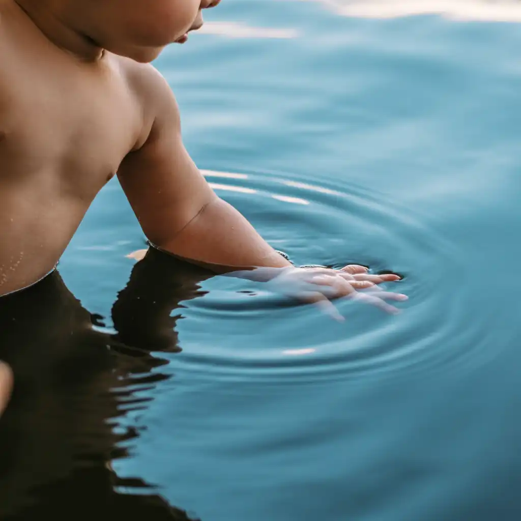 De voordelen van regelmatige babybadmomenten voor de ontwikkeling.